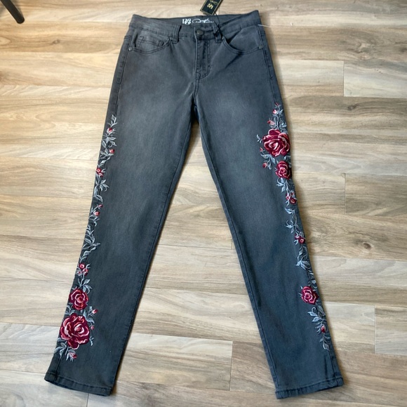 DG2 by Diane Gilman Denim - DG2 by Diane Gilman jean with embriodered floral design size 4